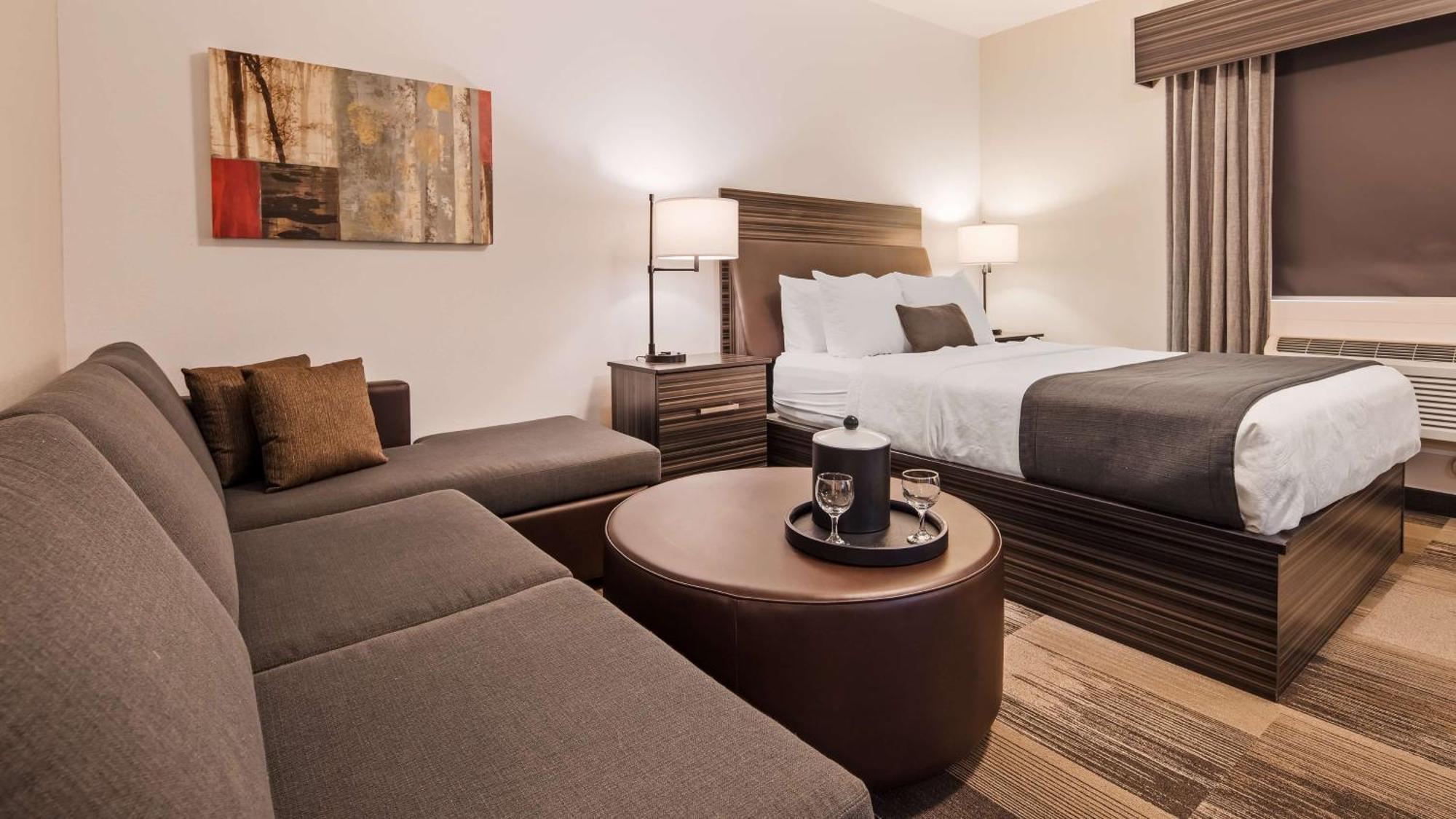 Best Western Plus Airport Inn & Suites Saskatoon Exterior foto